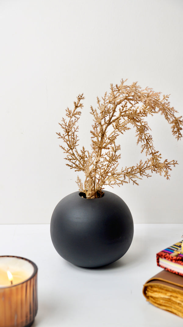 CERAMIC GLOBULAR VASE