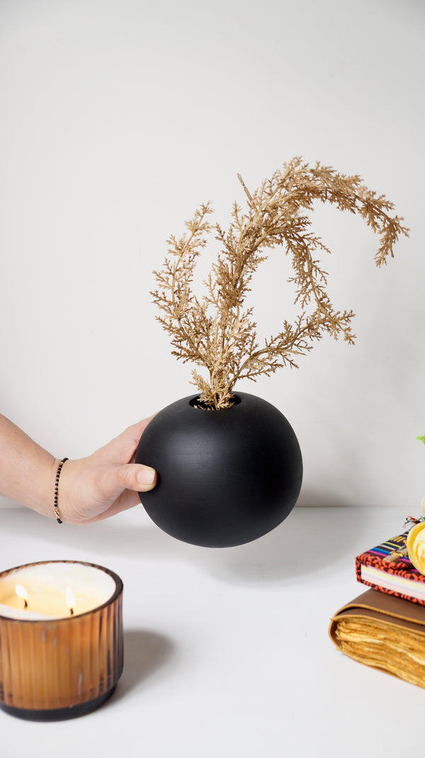 CERAMIC GLOBULAR VASE