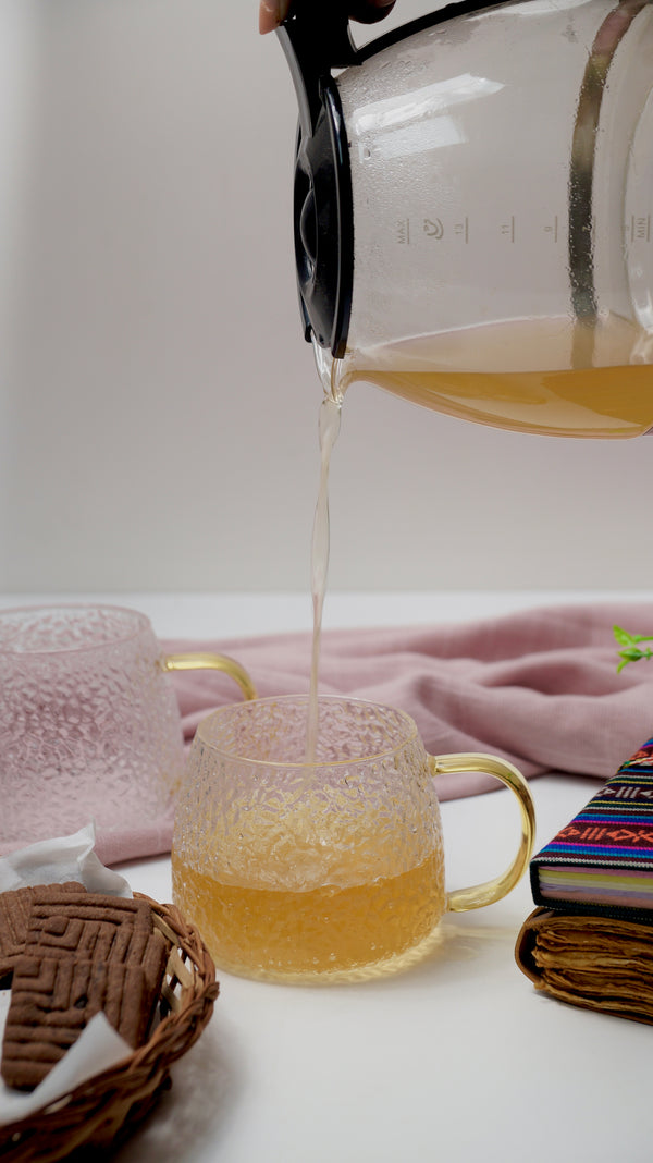 TEXTURED JUMBO MUG WITH YELLOW TINTED HANDLE