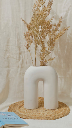 U-SHAPED VASE